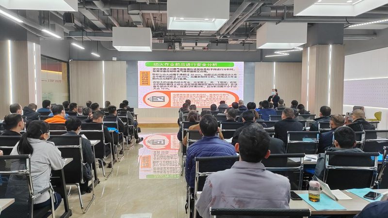 行业背景：IT行业快速发展，职业培训需求旺盛